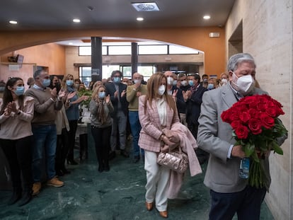 Francisco Toscano, tras finalizar su último pleno municipal en Dos Hermanas, Sevilla, donde ha sido alcalde durante 39 años consecutivos.
FOTO: PACO PUENTES/EL PAIS