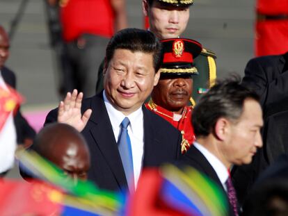 FILE PHOTO: Chinese President Xi Jinping bids farewell to well wishers as he prepares to depart from the Julius Nyerere International Airport in Dar es Salaam, Tanzania, March 25, 2013. China's new president told Africans on Monday he wanted a relationship of equals that would help the continent develop, responding to concerns that Beijing is only interested in shipping out its raw materials. REUTERS/Thomas Mukoya/File Photo