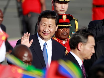 FILE PHOTO: Chinese President Xi Jinping bids farewell to well wishers as he prepares to depart from the Julius Nyerere International Airport in Dar es Salaam, Tanzania, March 25, 2013. China's new president told Africans on Monday he wanted a relationship of equals that would help the continent develop, responding to concerns that Beijing is only interested in shipping out its raw materials. REUTERS/Thomas Mukoya/File Photo