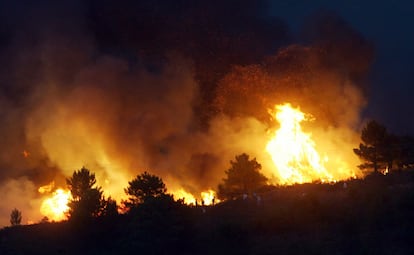 17/07/2005  A forest fire burns out of control near the central Spanish village of Santa Maria del Espino near Guadalajara July 17, 2005. At least 11 firefighters were killed on Sunday in a forest fire raging along a 17 km (10 mile) front in central Spain, a regional official said. Spanish media said as many as 14 people died when they were apparently trapped by the blaze that has scorched thousands of hectares (acres) in the Guadalajara area east of Madrid.  REUTERS/Victor Fraile