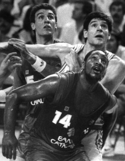 Epi (primero por la izquierda), junto a Fernando Martín, del Real Madrid, y su compañero de equipo Audie Norris, durante un partido en 1988.