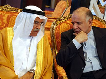 De izquierda a derecha, el ministro saudí de Petróleo, Alí I. Naimi, y su homólogo iraní Bijan N. Zangeneh.