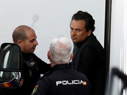 Emilio Lozoya, es escoltado por agentes de la policía española cuando sale de un tribunal, después de su detención en el sur de España el 13 de febrero de 2020.