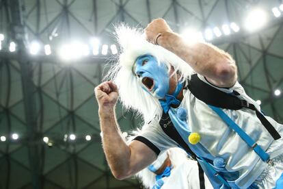 Un aficionado argentino anima a su selección durante el partido frente a Croacia.