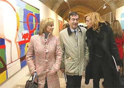Silvia Clemente, Francisco Álvarez-Cascos y María Porto, de izquierda a derecha, ayer, en la exposición de Silos.
