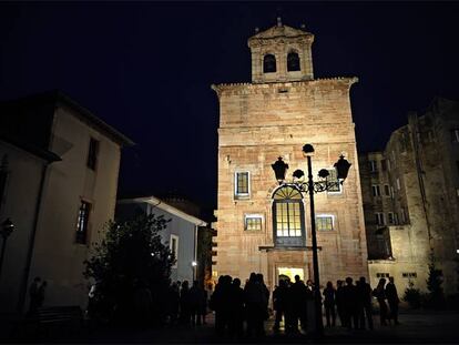 Fachada de la capilla de los Dolores, en Grado (Asturias). A la izquierda, la Casa de Cultura.