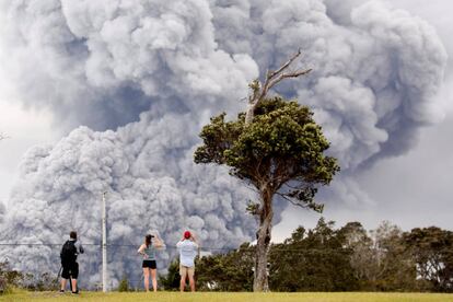 La gente observa la inmensa columna de humo y ceniza de la erupción del volcán Kilauea en Hawái, el 15 de mayo de 2018.