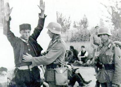 Soldados alemanes cacheando a un musulmán bosnio en Sarajevo en 1941, después de la ocupación alemana en Bosnia durante la II Guerra Mundial.