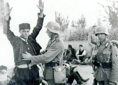 Soldados alemanes cacheando a un musulm&aacute;n bosnio en Sarajevo en 1941, despu&eacute;s de la ocupaci&oacute;n alemana en Bosnia durante la II Guerra Mundial.