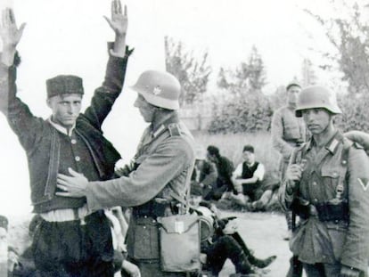Soldados alemanes cacheando a un musulm&aacute;n bosnio en Sarajevo en 1941, despu&eacute;s de la ocupaci&oacute;n alemana en Bosnia durante la II Guerra Mundial.
