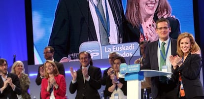 Basagoiti recibe tras su reelección el aplauso del congreso, junto a la presidenta del cónclave, la concejal bilbaína Cristina Ruiz.