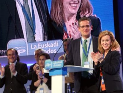 Basagoiti recibe tras su reelección el aplauso del congreso, junto a la presidenta del cónclave, la concejal bilbaína Cristina Ruiz.