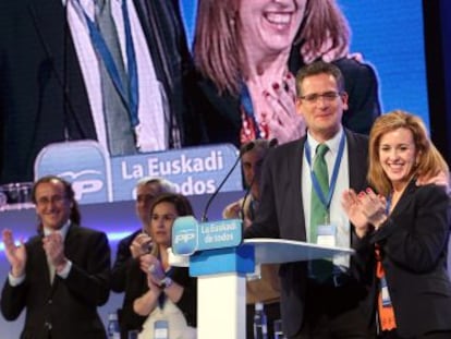 Basagoiti recibe tras su reelección el aplauso del congreso, junto a la presidenta del cónclave, la concejal bilbaína Cristina Ruiz.