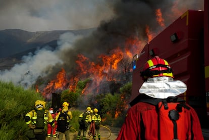Efectivos de la UME trabajaban este lunes en el incendio de Jarilla (Cáceres).