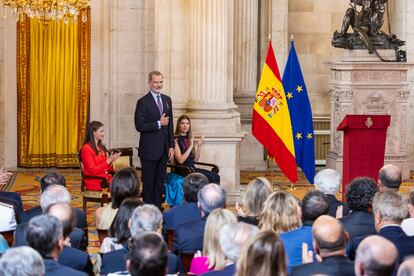 Felipe VI agradece el aplauso a los asistentes a la recepción en el Palacio Real. 