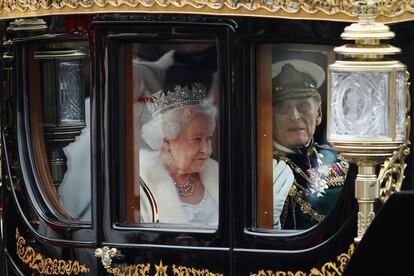 La reina Isabel II, acompañada del duque Edimburgo, llega al palacio de Buckingham.