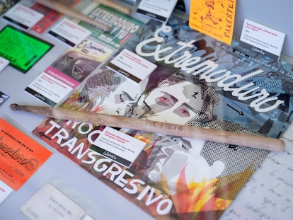 Un dosier del grupo de rock Extremoduro, el día de la inauguración de la exposición '¡Tiempos de rock!’, en la sede de la SGAE, el 4 de mayo, en Madrid.