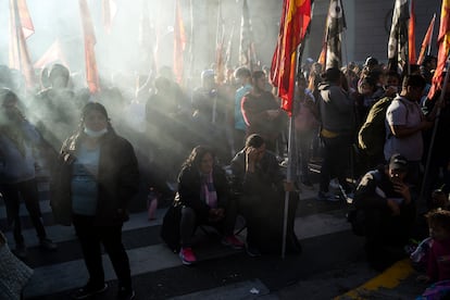 Trabajadores se reúnen durante un acto por el Día del Trabajo en Buenos Aires, Argentina, el domingo 1 de mayo de 2022.