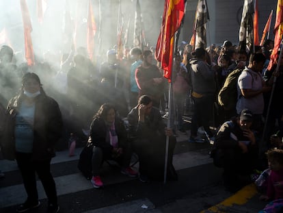 Trabajadores se reúnen durante un acto por el Día del Trabajo en Buenos Aires, Argentina, el domingo 1 de mayo de 2022.