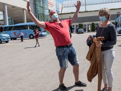 A pair of German tourists arrive in Mallorca in Spain‘s Balearic Islands on Monday.