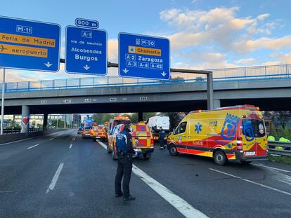 Un policía municipal, delante del lugar del atropello en la M-30. / AYUNTAMIENTO DE MADRID