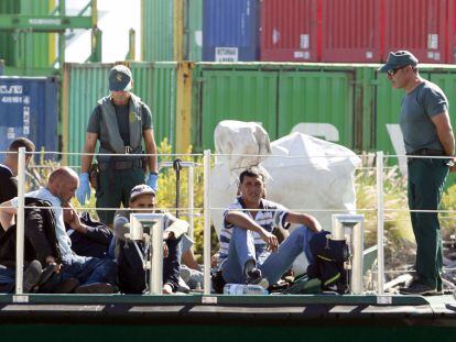Inmigrantes llegados en una patera a Alicante en noviembre de 2011.  