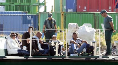 Inmigrantes llegados en una patera a Alicante en noviembre de 2011.  