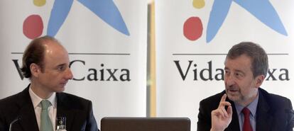 El vicepresidente ejecutivo y consejero delegado de VidaCaixa, Tom&aacute;s Muniesa (i), y el director general de esta aseguradora, Antonio Trueba. 