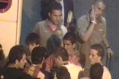 Jugadores del Valencia, rodeados de <i>ultras,</i> en su salida de Mestalla.