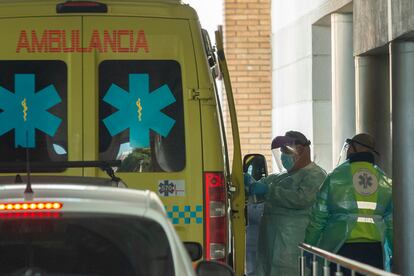 Un sanitario en la puerta de urgencias del Hospital Virgen Macarena de Sevilla.
FOTO: PACO PUENTES/EL PAIS