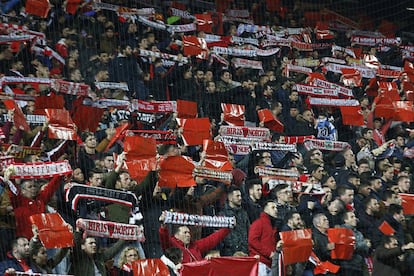 Aficionados del Sevilla en el gol norte 'Biris' en el Estadio Ramón Sánchez Pizjuán, antes de comenzar el partido frente al Real Madrid.