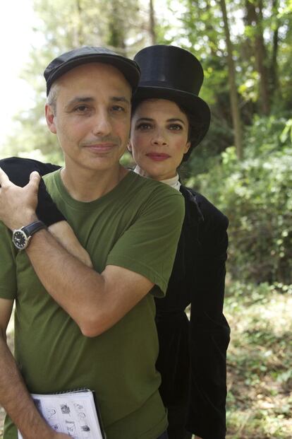 El director Pablo Berger y la actriz Maribel Verd&uacute;, en un descanso del rodaje de la pel&iacute;cula &quot;Blancanieves&quot;.