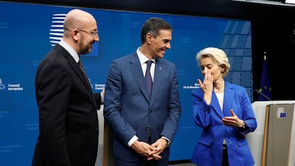 El presidente del Gobierno español, Pedro Sánchez (centro), durante la conferencia de prensa celebrada este viernes en Bruselas junto al presidente del Consejo Europeo, Charles Michel, y la presidenta de la Comisión Europea, Ursula von der Leyen.