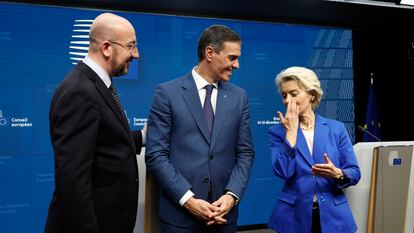 El presidente del Gobierno español, Pedro Sánchez (centro), durante la conferencia de prensa celebrada este viernes en Bruselas junto al presidente del Consejo Europeo, Charles Michel, y la presidenta de la Comisión Europea, Ursula von der Leyen.