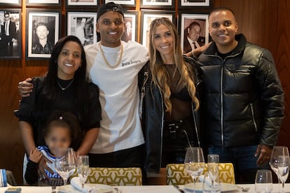 Rodrygo Goes posa con su familia en un reservado del restaurante De María, tras el partido.