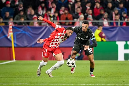 El jugador del Liverpool Trent Alexander-Arnold (dcha) disputa el baln con el defensa del Girona FC Arnaut Danjuma este martes.