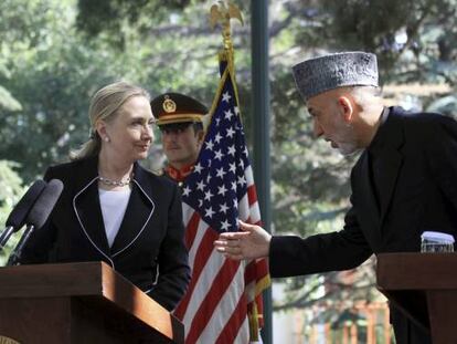 La secretaria de Estado de EE U, Hillary Clinton, y el presidente afgano, Hamid Karzai, en Kabul, Afganistán.on