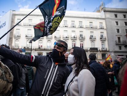 Un manifestante se saca una foto con Inés Arrimadas, presidenta de Ciudadanos, este sábado en Madrid.