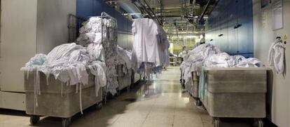 Imagen de la huelga de la lavander&iacute;&shy;a que procesa toda la ropa hospitalaria de Madrid en 2013.  