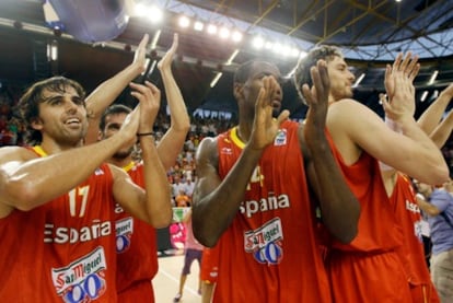 Víctor Sada, Serge Ibaka y Pau Gasol aplauden a la afición tras la vicgoria en el último partido de preparación ante Australia (97-58).