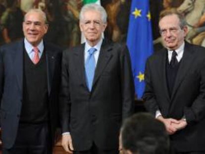(i-d) El secretario general de la OCDE, Ángel Gurría, el primer ministro italiano Mario Monti y el vice secretario general de la OCDE, Pier Carlo Padoanen Roma, Italia. EFE/Archivo