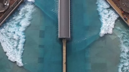 Centro de olas Wavegarden Cove en The Wave (Bristol, Reino Unido), visto desde el aire.