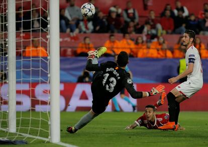 El jugador del Bayern, Thiago Alcántara, adelanta a los teutones en el partido de ida de los cuartos de final de la Liga de Campeones, en el estadio Ramón Sánchez Pizjuán. 