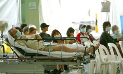 Pacientes de un hospital de Singapur antes de ser sometidos al test de la neumonía asiática.