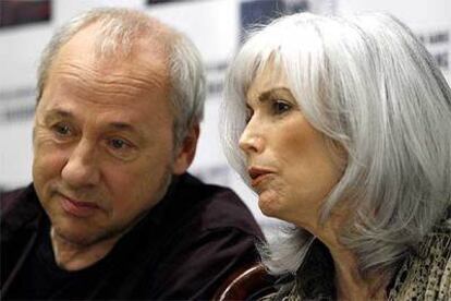 Mark Knopfler y Emmylou Harris, ayer en Madrid.