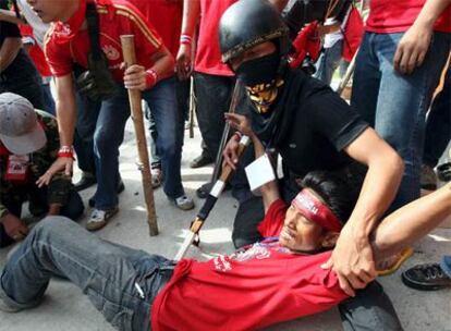 Las protestas derivaron en enfrentamientos entre los 'camisetas rojas' y la policía.