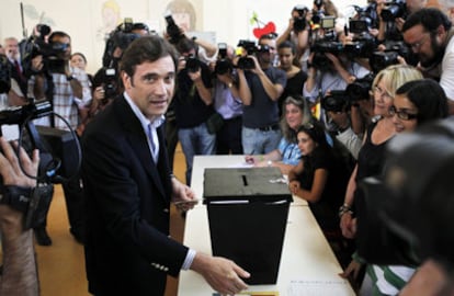El líder del PSD, Pedro Passos Coelho, deposita su voto en un colegio de Alfornelos, cerca de Lisboa.