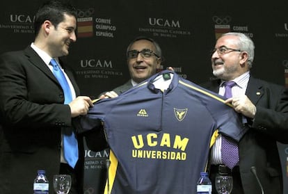 David Cal, el presidente del COE, Alejandro Blanco, y el de la UCAM, José Luis Mendoza en la presentación del patrocinio del olímpico.