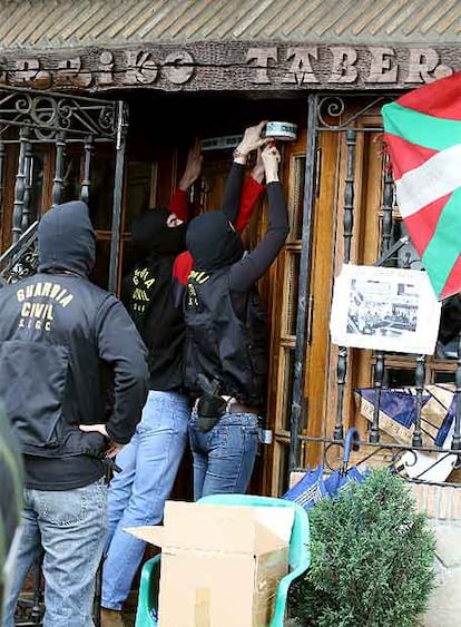 Agentes de la Guardia Civil precintan una <i>herriko taberna</i> en Zamudio.