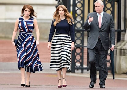 Las princesas Eugenia y Beatriz y su padre, Andrés de Inglaterra.